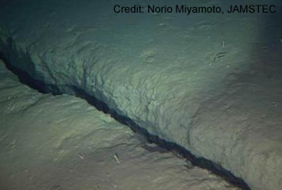 Tohoku M9.0 2011 Seafloor Crack